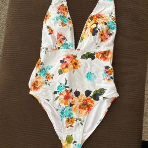 Cupshe halter swim suit, NWOT!
